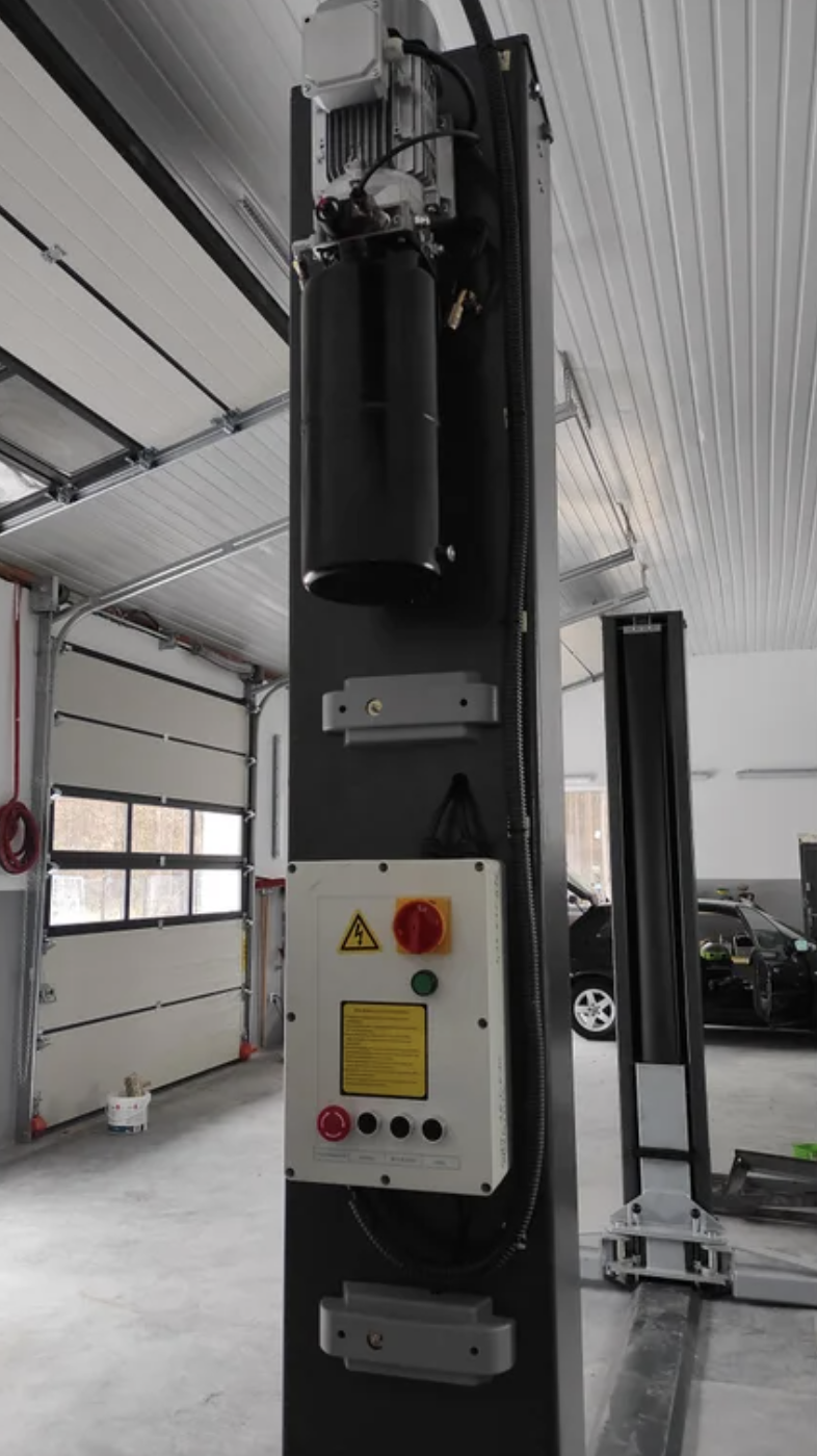 Ovládací panel a hydraulická jednotka zdviháka MELL PRO ST5500